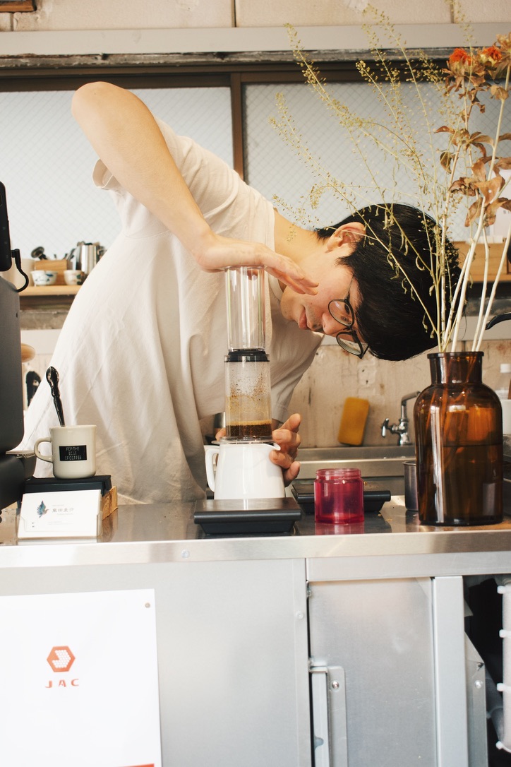 エアロプレスでコーヒーを抽出する surume の店主