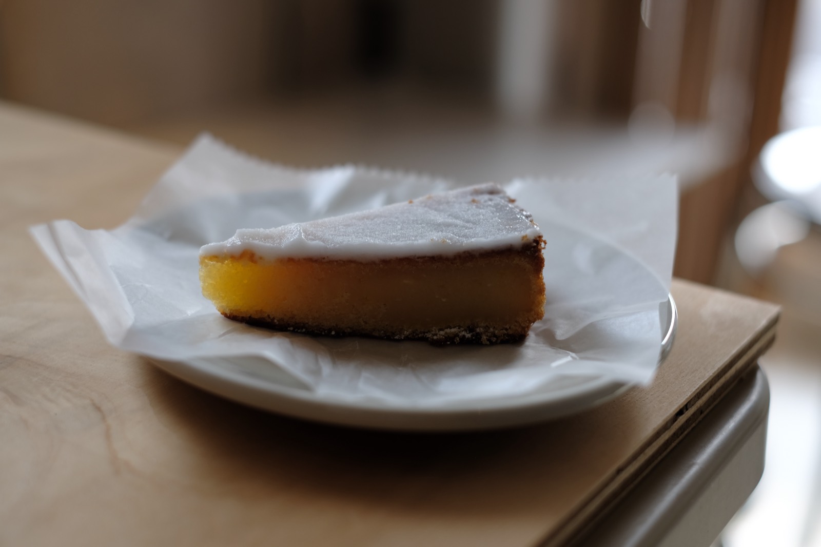 店主が焼く看板のレモンケーキ